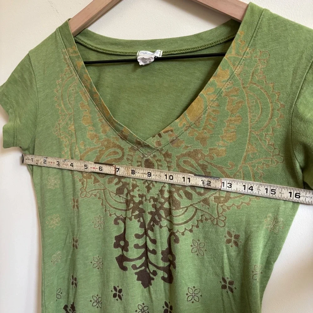 Maurices Womens Green Paisley Graphic V-Neck T-Shirt Size M Boho Short Sleeve